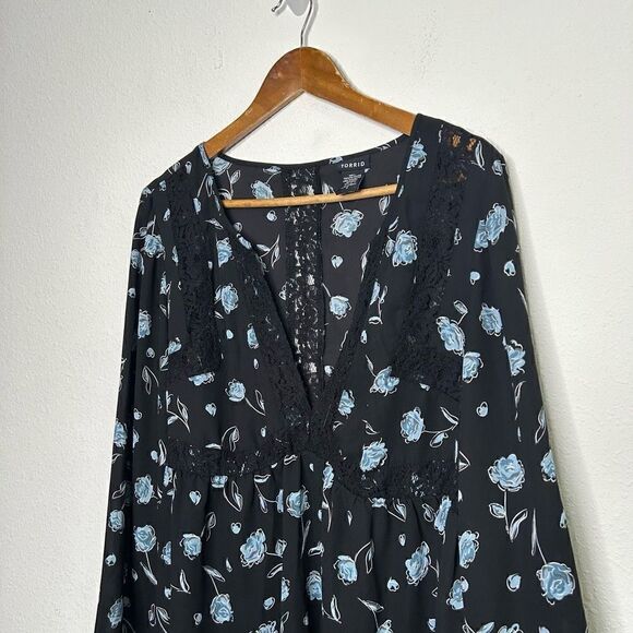 Torrid Women’s Blue Floral V Neck Hi Low Tunic Top Size 2 (2X) - Picture 2 of 8